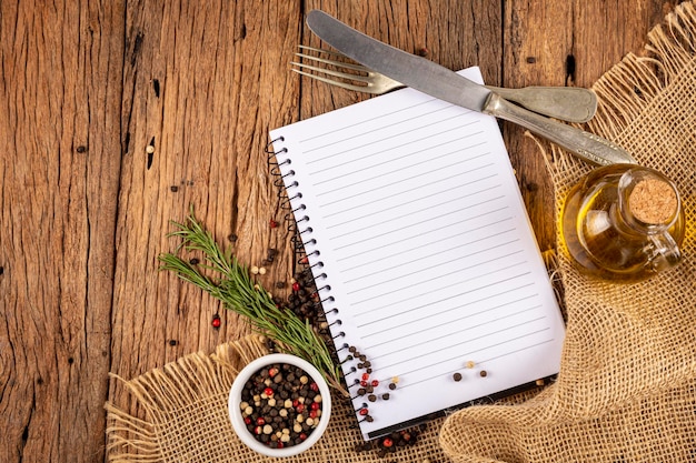 Stół z notatnikiem kulinarnym